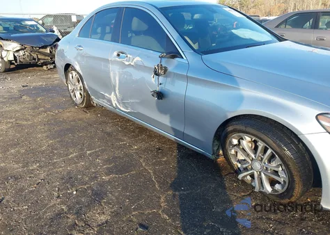 2018 Mercedes-Benz C 300 z USA, uszkodzony, nr VIN 55SWF4JB2JU251815